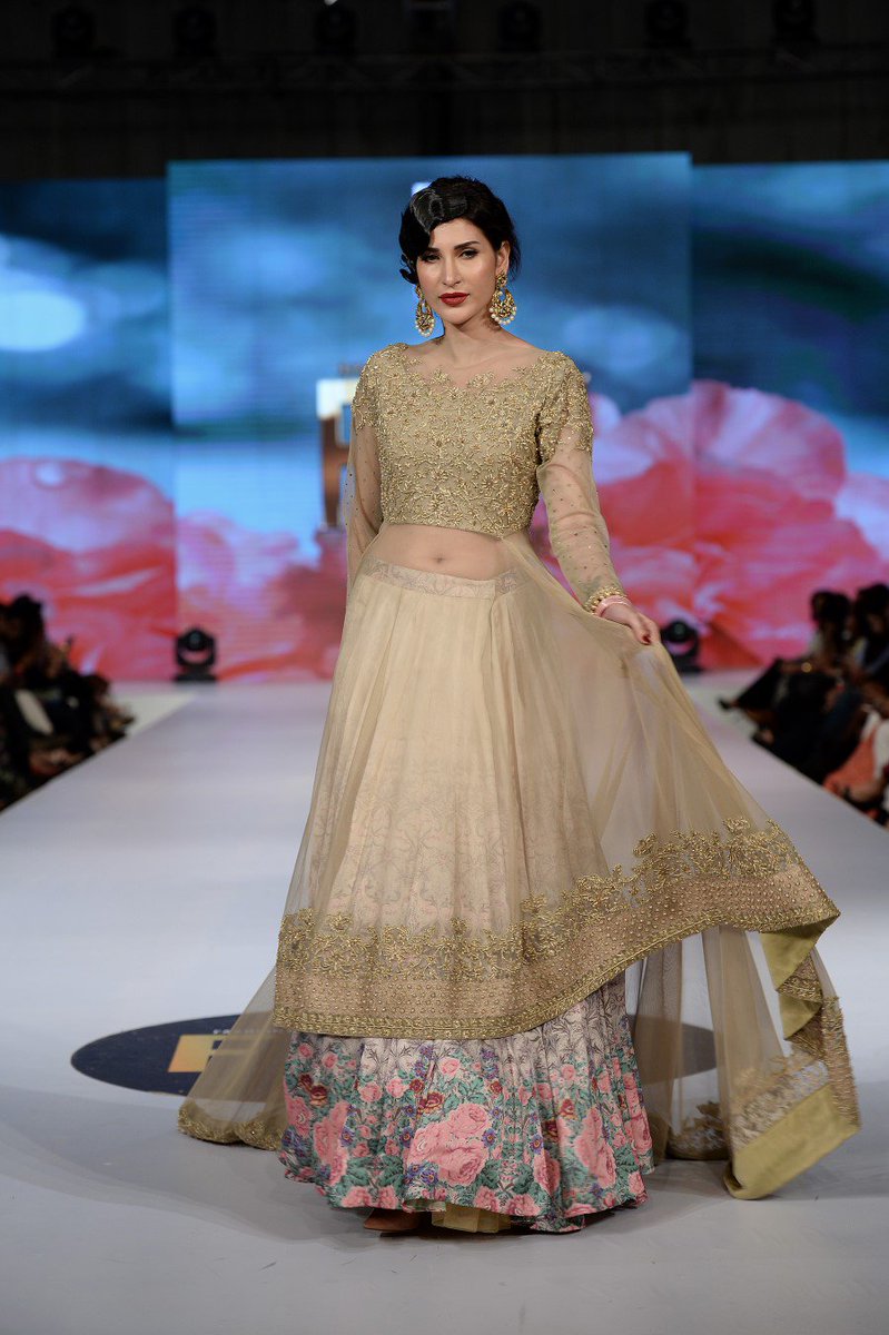 MediaSpringPk's tweet photo. #FlashbackFriday @rizvi_abeer showstopper for Nauman Arfeen – Carnation at the finale of #FPW17 https://t.co/FJqhijhgow