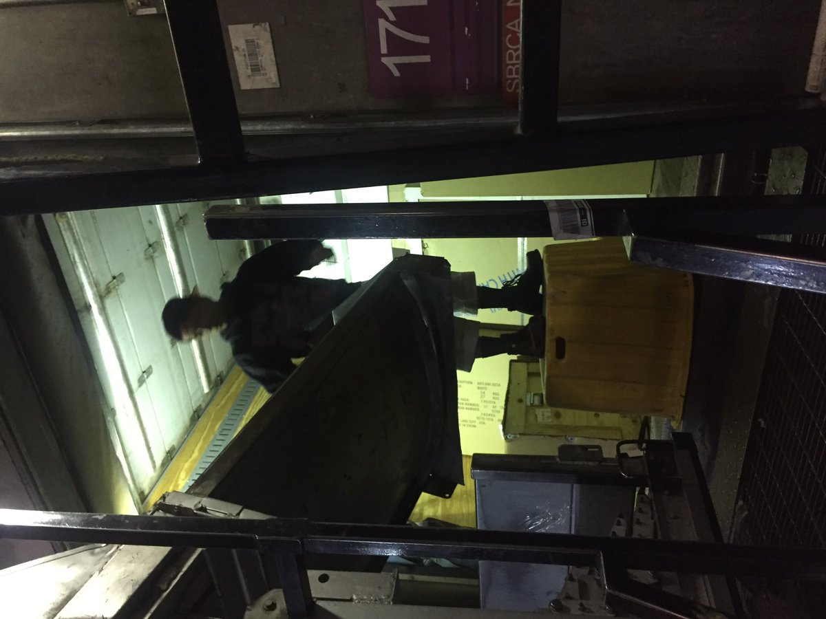ChadMeier3's tweet photo. At it again!!! Mr. Tenzen the Pd1 load master!! On his load stand hitting the first 50 pkgs of the night!! He makes safety important!! thank you sir! #CaughtSafely @DarrenMooreDM @kennethcherry26 @DesertMTUPSers @UTHub_BrianW https://t.co/T2avpXiE0K