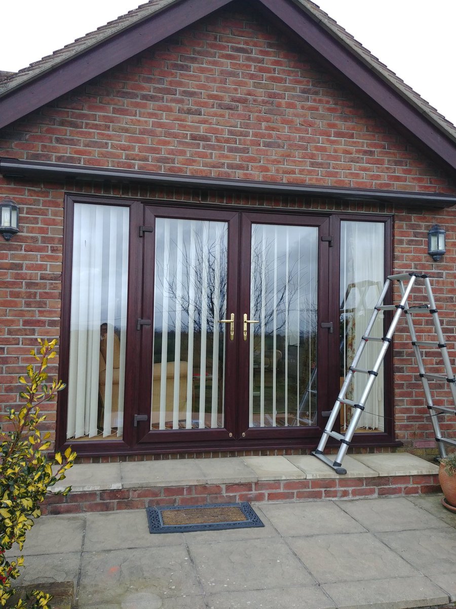 bvblinds's tweet image. 4m wide electric #awning fitted in #Dorset. Includes hand held remote control and optional wind anti vibration sensor. Made in UK by top manufacturer #Caribbeanblinds. 5 year warranty. Tel 01747 852111 for free no obligation quote.