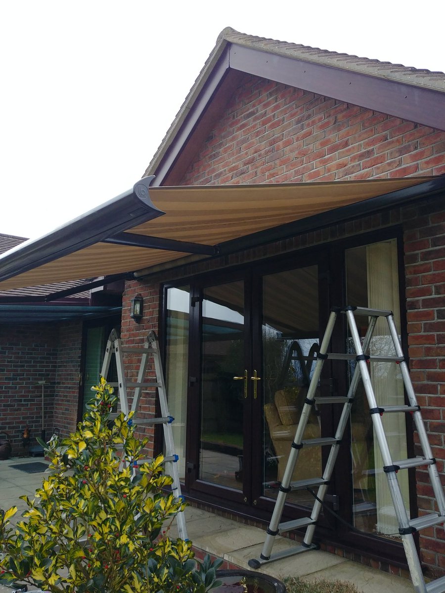 bvblinds's tweet image. 4m wide electric #awning fitted in #Dorset. Includes hand held remote control and optional wind anti vibration sensor. Made in UK by top manufacturer #Caribbeanblinds. 5 year warranty. Tel 01747 852111 for free no obligation quote.