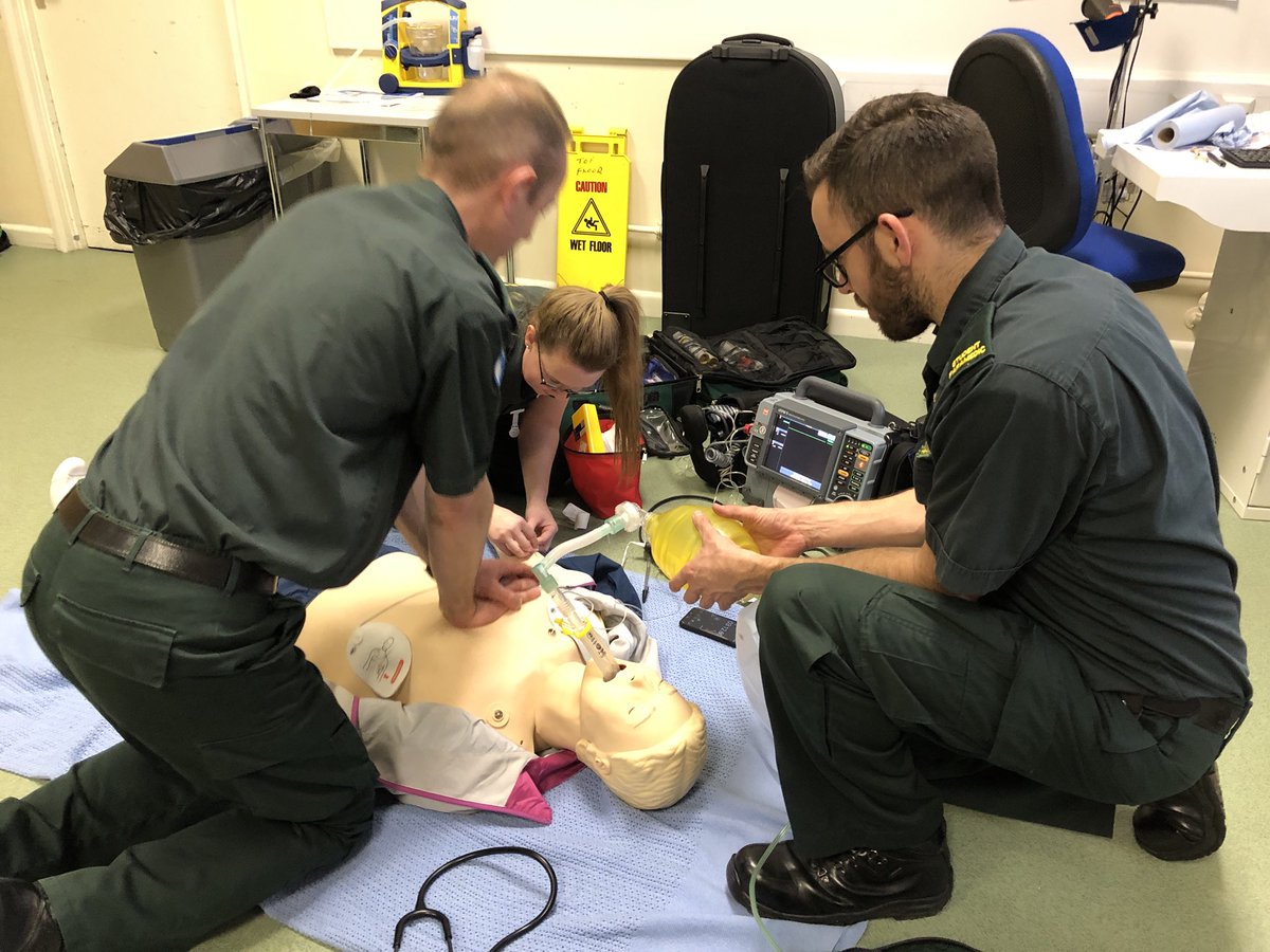 ShuParamedic's tweet photo. Our 2nd years first ALS practical. #resuscitation #sparas 🚑 https://t.co/Hb2rDd4bRh