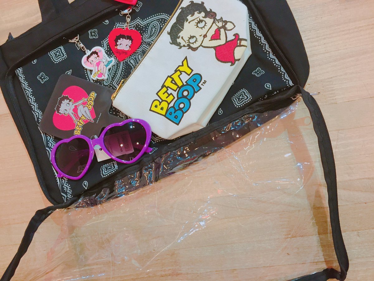 サンキューマート大阪アメリカ村店 商品紹介 痛トートのブラックが再入荷しております サンキューマートの痛バッグ は嬉しい仕掛けがたくさん ビニール部分は全部開くことが出来るので缶バッジがつけやすい バッグの上部にストラップホルダーも サンキューマート大阪アメリカ村店 商品紹介 痛トートのブラックが再入荷しております サンキューマートの痛バッグ は嬉しい仕掛けがたくさん ビニール部分は全部開くことが出来るので缶バッジがつけやすい バッグの上部にストラップホルダーも