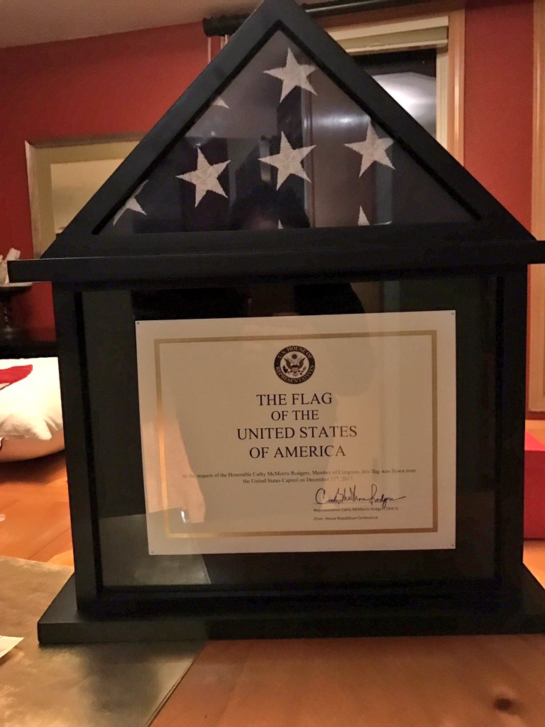 Don't miss out on our great auction items at Lincoln Day Dinner, Like this flag from the US Capitol Building! Thank you <a href="/cathymcmorris/">CathyMcMorrisRodgers</a> ! Get your tickets here for Lincoln Day Dinner on Saturday: thurstoncountyrepublicans.com/lincoln-day-di…