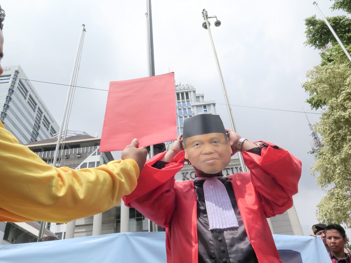 Aktivisual's tweet photo. Putusan @MK_RI soal Pansus Hak Angket KPK sudah dikunci. Tapi petisi https://t.co/MShoKeK8Lz jangan sampai mati #SelamatkanMK #MundurlahArief https://t.co/YUubY6yhu9
