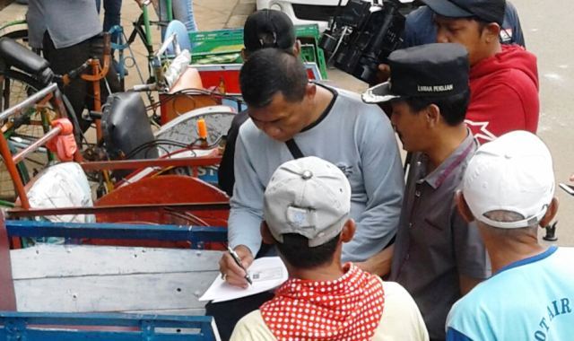 NawalaCo's tweet photo. Di balik sepak terjang keberadaannya yang penuh polemik, becak memiliki fakta sejarah unik. Mulai dari awal penemuannya hingga kebijakan para Gubernur Jakarta mengenai kendaraan bersejarah ini.
Simak di: https://t.co/GlwEWFQlqp
#aniessandi #sejarahunik #faktaunik https://t.co/UNdLzaXTHk