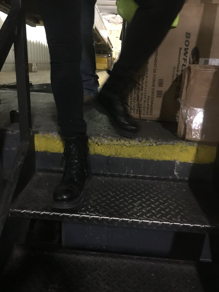 #CaughtSafely Jacquelyn our newest training sup on the Phoaz N sporting some perfect work shoes! Thanks @DesertMTUPSers <a href="/kennethcherry26/">Kenneth</a> <a href="/TonyTvalencia01/">TONY</a>