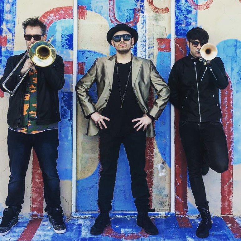 Combass's tweet photo. What??! 
Registrazione nuovo videoclip...Alma Latina! #apreslaclasse #circomanicomiotour #almalatina #calibro9 @blandinitrumpet @gianlucaria https://t.co/oU8JUUXR0e