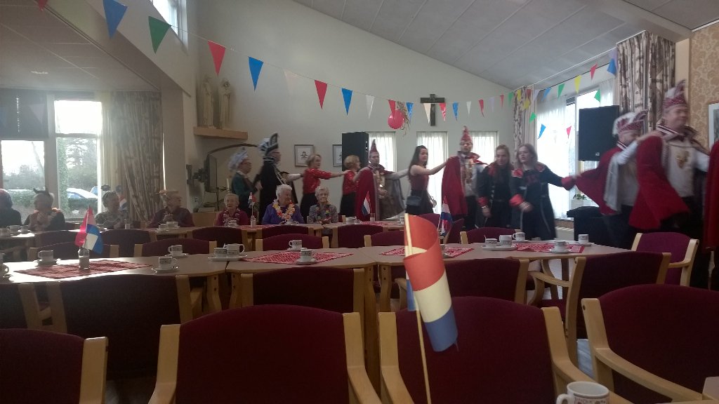Start 53e karnavalsfeest in Kluivenburg (Waarland). De sfeer zat er gelijk goed in.