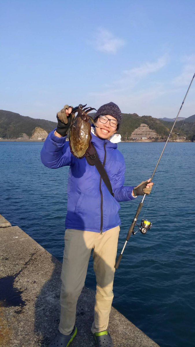 なおみち 宿毛でカマスが釣れまくってるとの情報が 現場に急行すると おじさんがみんなで引っ掛け釣り 笑 小さい港に容赦なく打ち込まれまれまくるギャング仕掛け このジモティの容赦ない感じ好きです 笑 という訳で ルアーでは釣れなそうなので なおみち 宿毛でカマスが釣れまくってるとの情報が 現場に急行すると おじさんがみんなで引っ掛け釣り 笑 小さい港に容赦なく打ち込まれまれまくるギャング仕掛け このジモティの容赦ない感じ好きです 笑 という訳で ルアーでは釣れなそうなので
