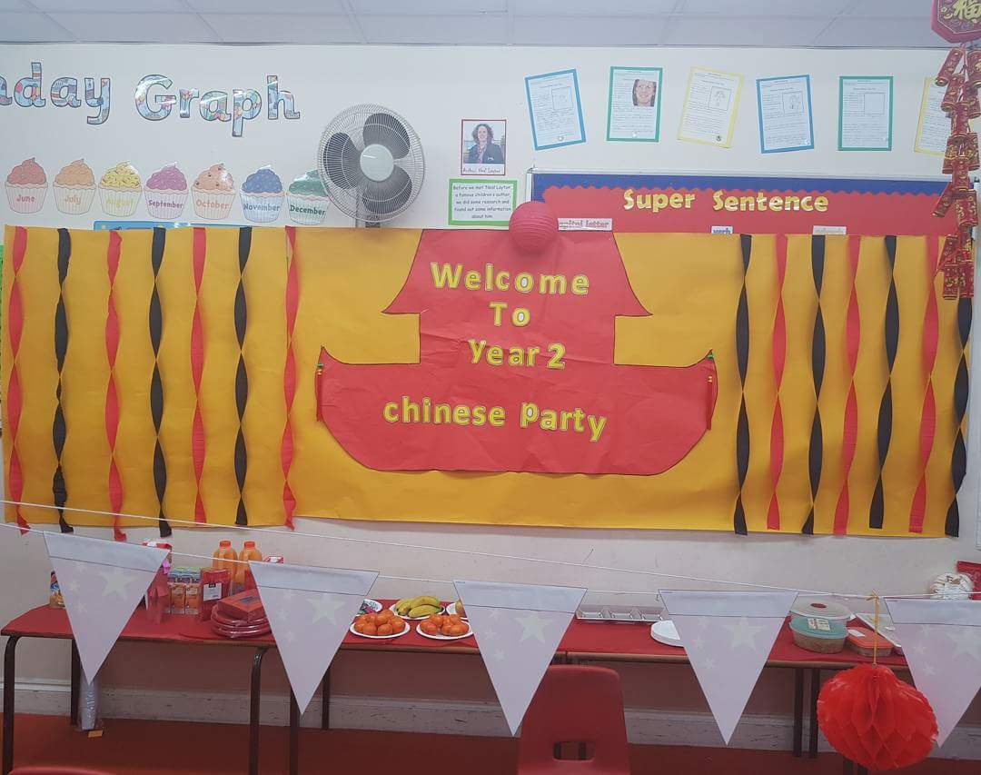 QISSchool's tweet photo. Year 2 have been learning about China this term and had a Chinese party to celebrate the end of the term topic. The classroom looked wonderful! 😊😁
#china #history #faith #learningaboutothercultures #belief #learning #faithschool #Islamicschool #chinesehistory   #displayidea https://t.co/azeoYnS7Wy