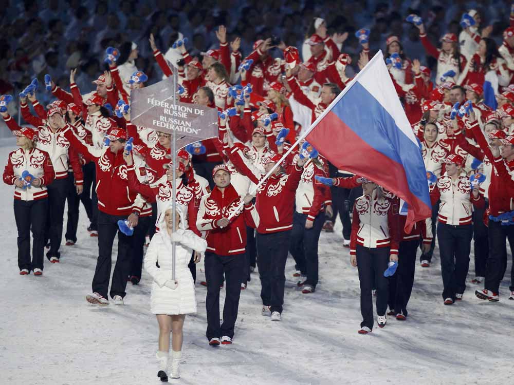 Российский спортсмен зимних олимпийских игр. Олимпийская сборная. Парад спортсменов. Олимпийская сборная России. Спортсмен с флагом.