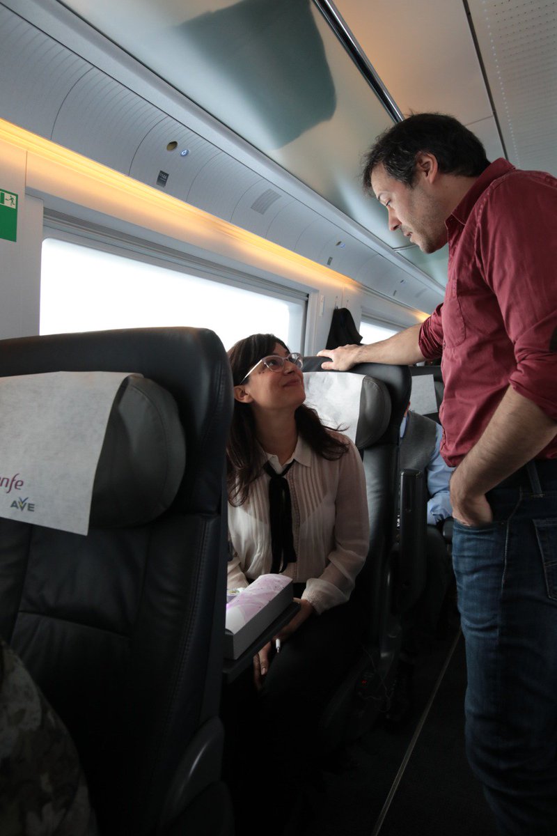 Lorenzo Luengo, autor de 'El dios de nuestro siglo' y @BeatrizAlas9, autora de 'Cuando éramos ángeles' en su viaje #AlBreveEnAVE. #BibliotecaBreve @Renfe