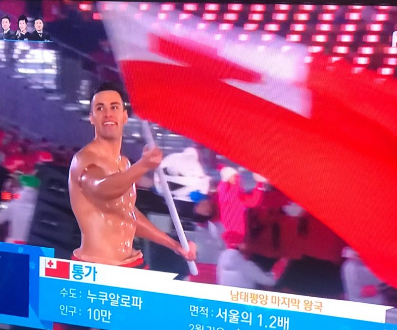 tatolimpico's tweet image. Na história, algumas dezenas de atletas já competiram tanto em JO quanto JOI. @pitaTofua de Tonga entra agora para esta lista. No @Rio2016_en ele lutou #Taekowdo e em @pyeongchang2018 competirá no  #CrossCountrySkiing. Pita foi o porta-bandeira de TON🇹🇴 nas duas aberturas.