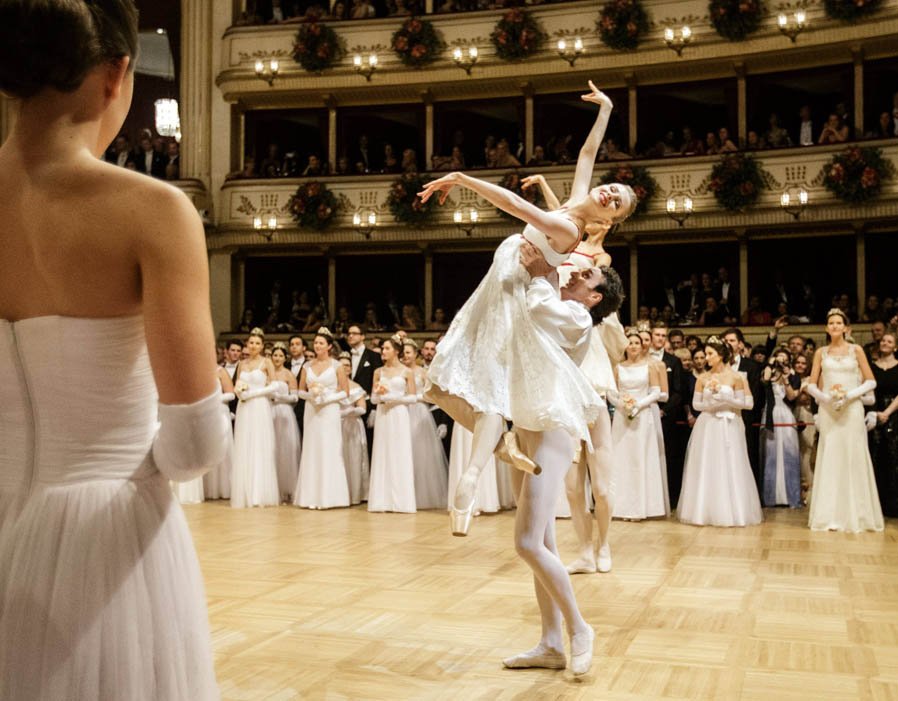 See all the photos from inside the exquisite Vienna Opera Ball 
#ViennaOperaBall #LilyJames
bit.ly/2nUGtTO