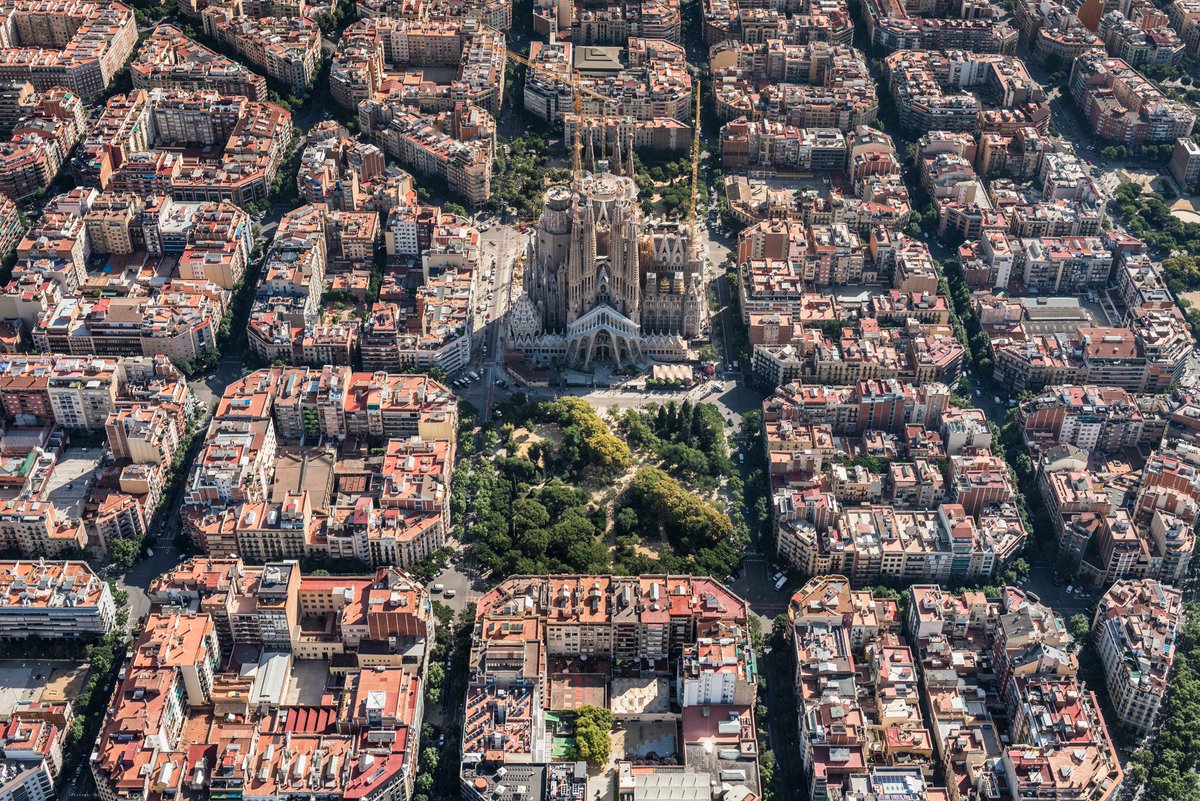 Des de la #SagradaFamília, us desitgem que passeu unes bones festes de Santa Eulàlia! #SantaEulàlia18