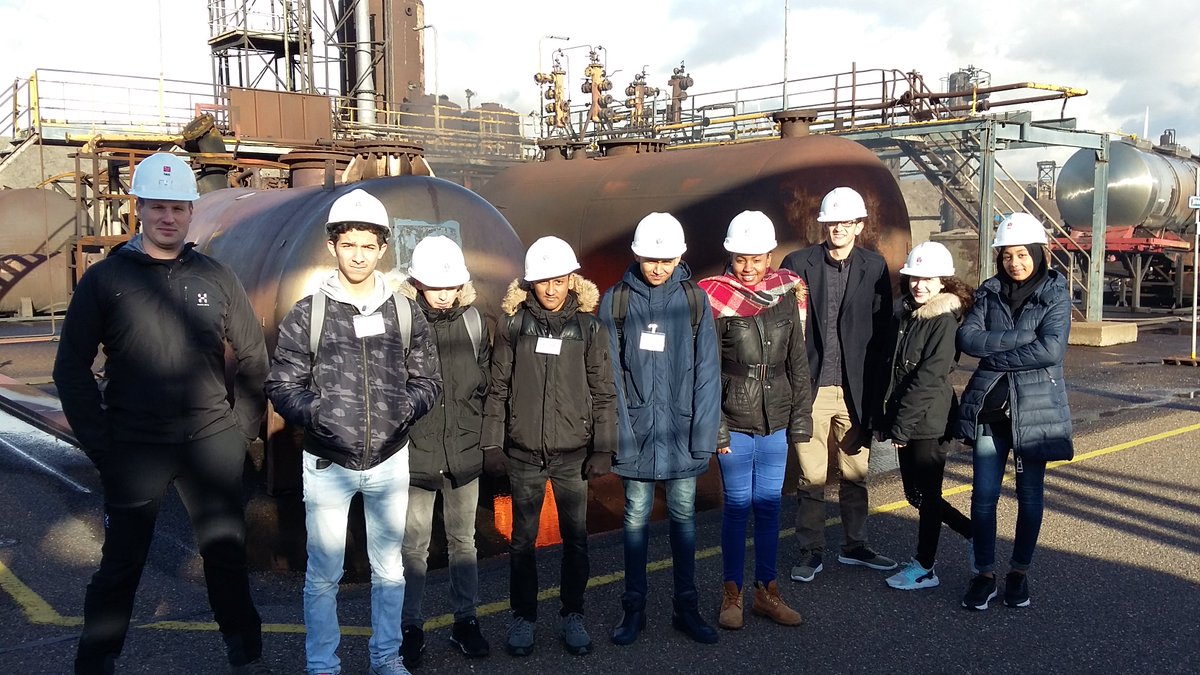 Bezoek van groep leerlingen 2VMBO #Zuiderpark aan @FalckNL oefencentrum op de Maasvlakte. Mooi initiatief van #Jinc.