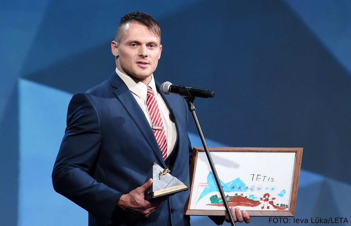 Nupat XXIII ziemas olimpiskās spēles #PyeongChang2018 tiks atklātas, un visai 🇱🇻 bobsleja saimei tās būs īpašas ar to, ka atklāšanas ceremonijā Latvijas karogu godā turēs mūsu labākais bobsleja stūmējs Daumants Dreiškens. Tiešraide LTV7 plkst. 12.50. 
#bobslejs #Dreiškens