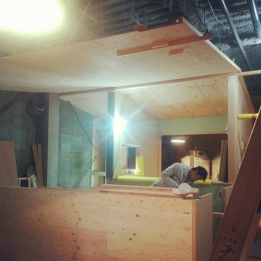 KyotoBeerLab's tweet photo. 屋根出来ました！
アットホームな雰囲気で、心地ええわぁ～

Got a roof on the bar and we feeling right at home! Indoor cabana √√

#craftbeer #beer #kyotobeerlab #kyoto #brewpub #brewery #京都ビールラボ #クラフトビール #ビール #大工 #地ビール #ブルーパブ #心地いい https://t.co/fex4KAxM3i