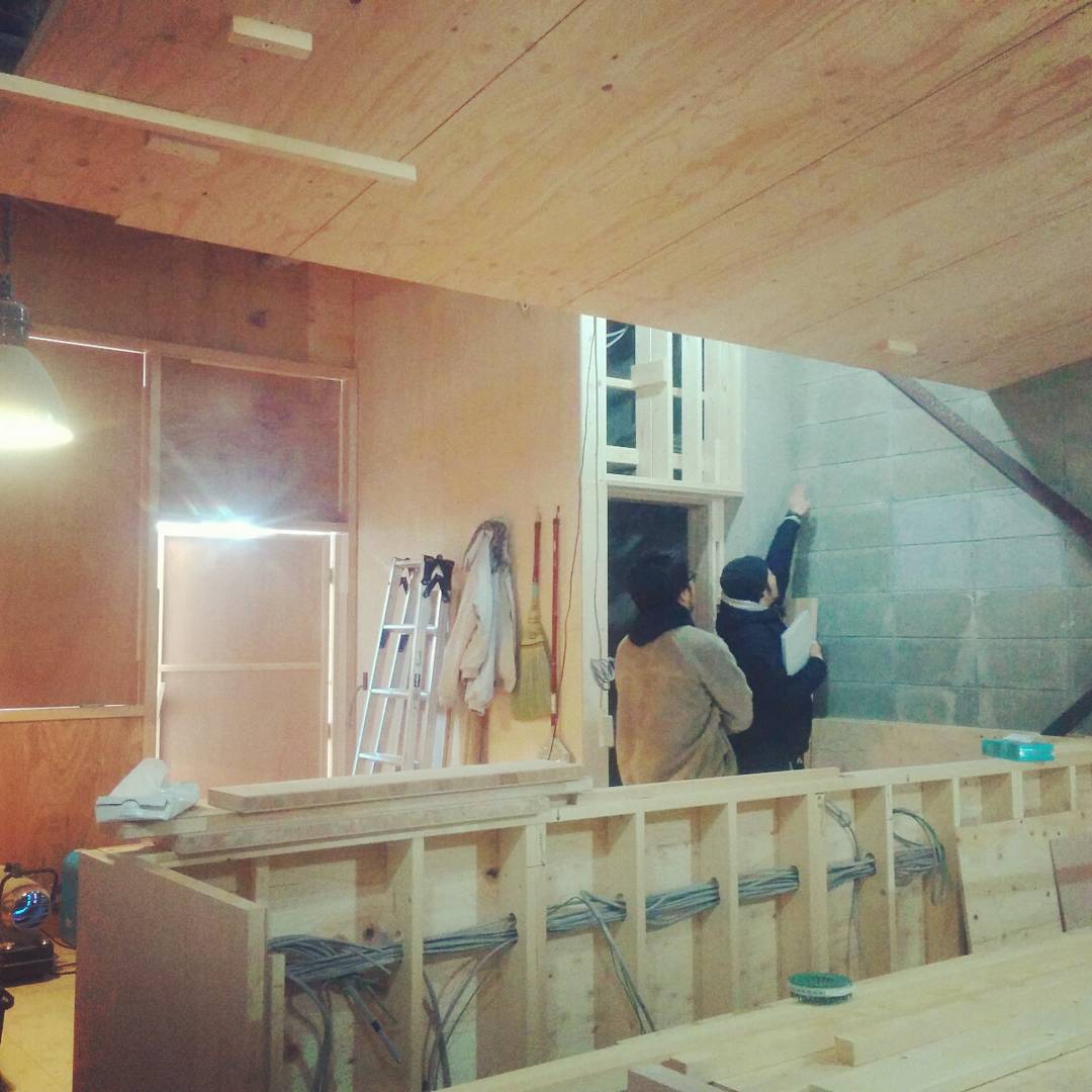 KyotoBeerLab's tweet photo. 屋根出来ました！
アットホームな雰囲気で、心地ええわぁ～

Got a roof on the bar and we feeling right at home! Indoor cabana √√

#craftbeer #beer #kyotobeerlab #kyoto #brewpub #brewery #京都ビールラボ #クラフトビール #ビール #大工 #地ビール #ブルーパブ #心地いい https://t.co/fex4KAxM3i