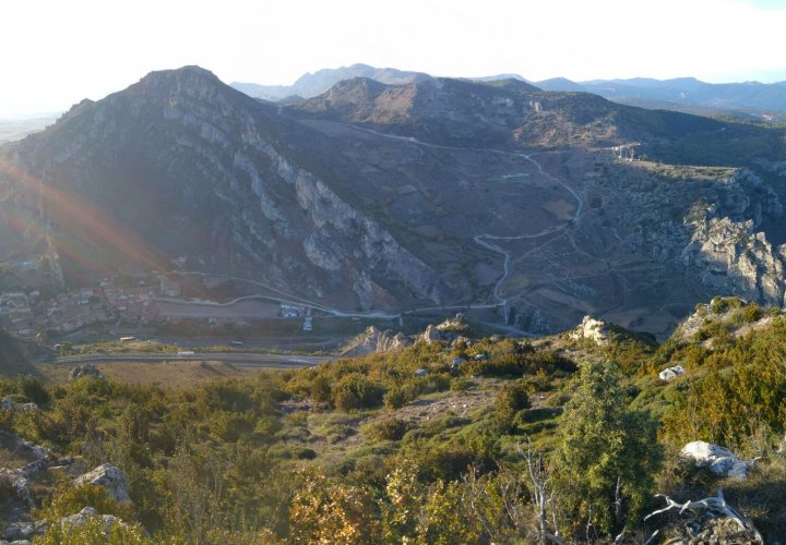 Turalbur's tweet photo. Buenos días a todos! 🤗

Hoy os traemos esta bonita foto tomada en los alrededores del municipio de Pancorbo. Lugar de paso y cruce de caminos entre el País Vasco y la meseta castellana. ☀️🌲🚶‍♀️

#VuélveteRural #BurgosProvincia https://t.co/2ZKlxidMex
