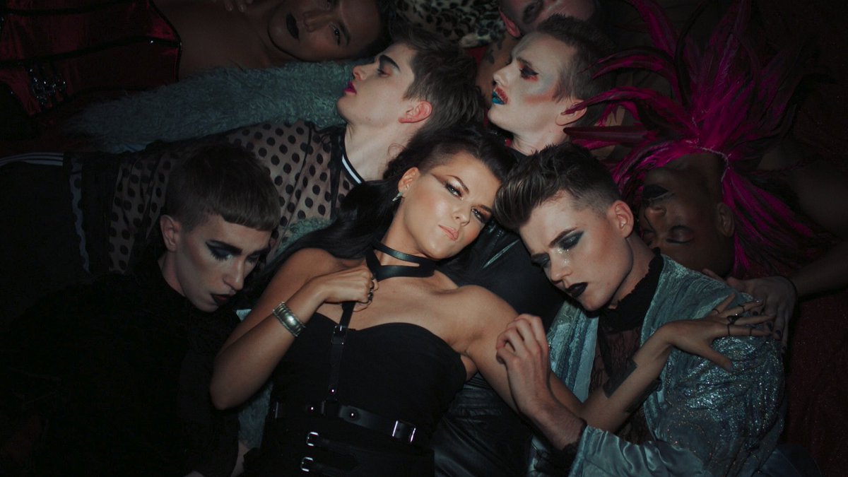 eurovisionfrnet's tweet photo. FINLANDE 2018 : Vidéo clip de #Monsters par @saaraaalto pour #UMK18

https://t.co/o726e7KWHu

#Eurovision #AllAboard @Yle_UMK @yleeurovision @euroviisuklubi 🇫🇮🇵🇹🇪🇺 https://t.co/fhwAZLn96L