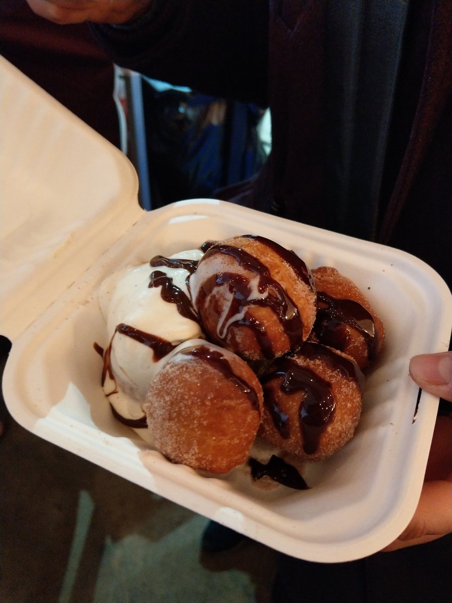 Got to try some incredible food at <a href="/vegannightsldn/">vegannightsldn</a> last night 😋 Truffle Mac n cheese hotdog, fully loaded nachos &amp; notella ice-cream donuts 😍