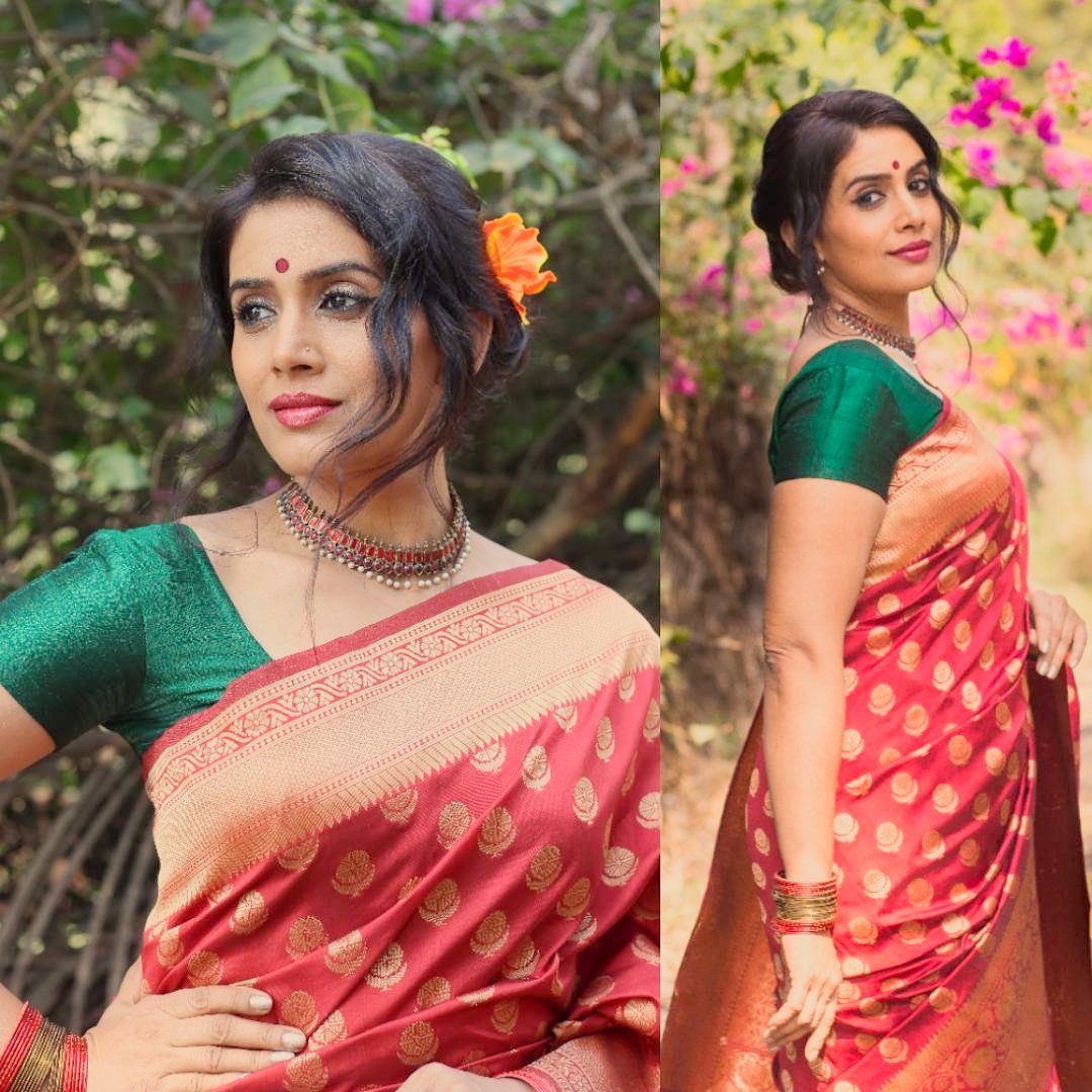sonalikulkarni's tweet photo. I love sarees and loved THIS saree by @Admyrin so much..wish it was in my trousseau 😍 
Styled by @prache1 😘
Hair - Vidya
Makeup - Rajesh
Coordination - @mk_madhura
Photos - @shrutisbagwe #saree #india #sareelove #Gulabjaam #promotions #radhathefoodgoddess https://t.co/yD6cJmn7Mp