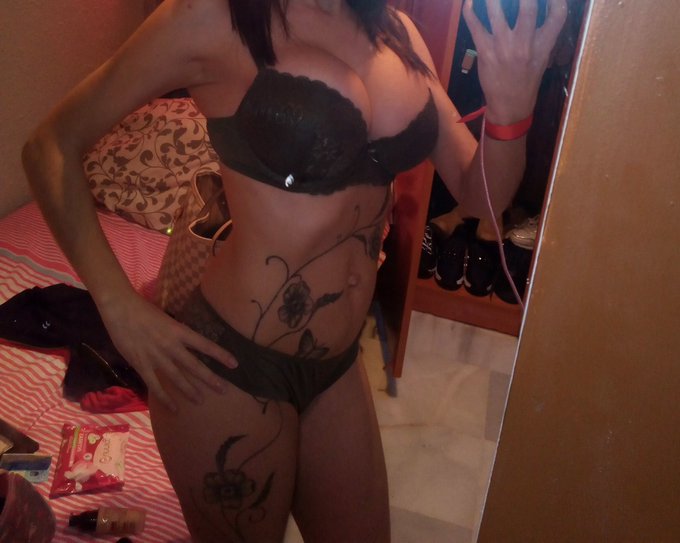 #BuenosDias #FelizViernes calentamos la ma&ntilde;ana desde #Sevilla besitos muy #hot https://t.co/eDJw80IV<a href="/tag/buenosdias"class="tags">#BuenosDias</a><a href="/tag/felizviernes"class="tags">#FelizViernes</a><a href="/tag/hot"class="tags"><span>#hot</span></a><a href="/tag/sevilla"class="tags"><span>#sevilla</span></a>