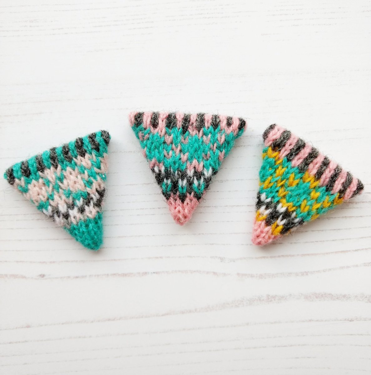 LouDawsonDesign's tweet photo. Happy Friday! 🙂 What are your plans for today? I'm off on a post office and grocery run and then plan to make some brooches and necklaces from some new pieces I've been knitting. Have a fab day whatever you're up to #knitted #fairisle #britishwool #jewellerymaking https://t.co/G9T33AxJpV