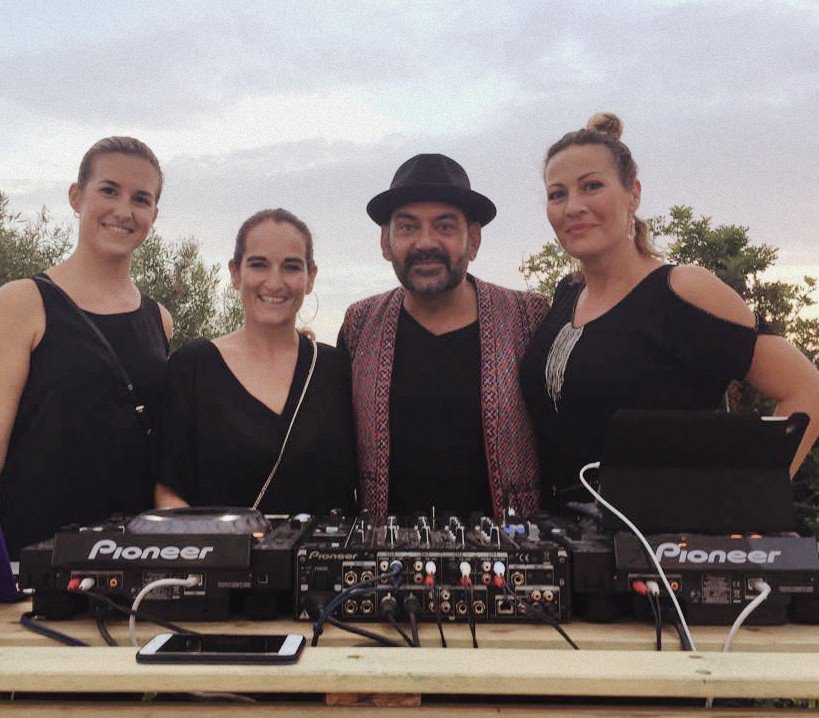 LaiaSegui's tweet photo. · Siempre rodeadas de buenos profesionales · Laia and Mireya with good professionals ·
Photo by: Santi of Acustic Menorca ;D
#MenorcaEvents #LaiaSeguí #WeddingPlanner #EventsPlanner #Parties #WeWorkWithTheHeart #GoodProfessionals #BirthdayParty
@josecorbacho @monicamiraM https://t.co/eM36UQpaXM