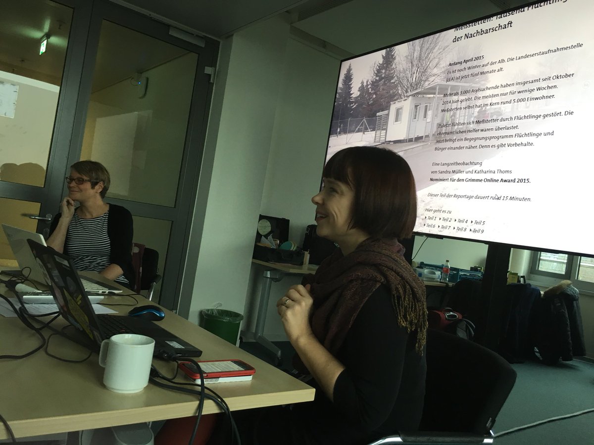 Stammgäste im #swrok18: <a href="/radiomachen/">Sandra Müller 📻🎤</a> und <a href="/mediathoms/">Katharina 🎧📻🎤 Thoms</a> präsentieren unseren Volos ihren Pageflow-Klassiker „Jeder Sechste ...“. Und ich als Kursleiter bin immer wieder aufs Neue fasziniert von diesen multimedialen Vollblutjournalistinnen. #fan