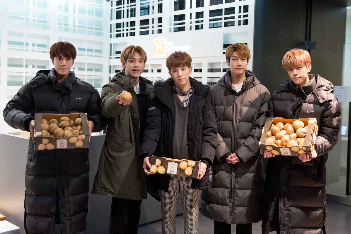 FNC_ENT's tweet photo. [1boon] '강원도에서만 구할 수 있다는 신박한 아이돌 굿즈 - 이런 응원봉 아이봤니?'가 오픈되었습니다! 지금 바로 1boon #물빵 계정에서 확인해주세요 :-) #엔플라잉 #NFlying #뜨거운감자 

>> https://t.co/eUbUfxIypJ https://t.co/YY943wS2hA