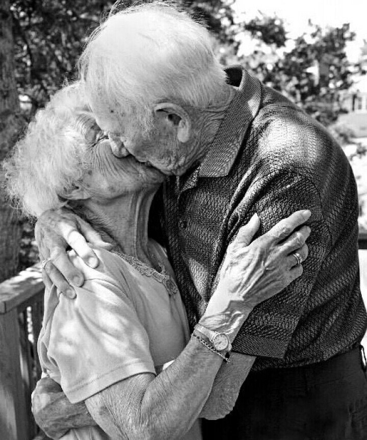 Risultato immagini per anziani che si amano si baciano in piedi