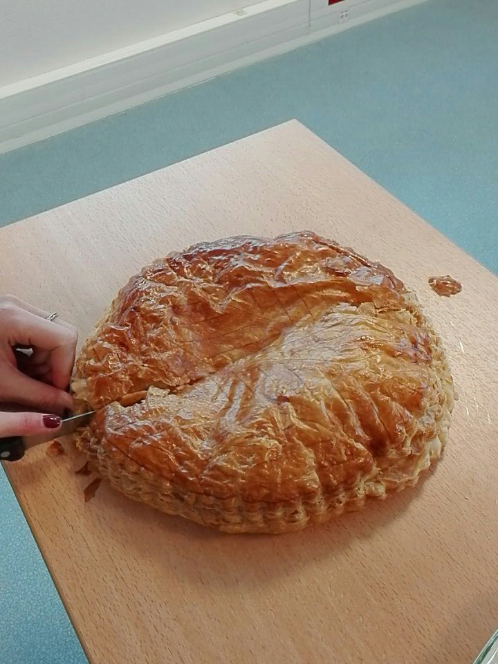 AMOS_Nantes's tweet photo. Quand la boulangerie du quartier vient t'offrir une galette...Merci @Mapartdu !! Chers M1 on fête la fin des partiels à 11h en salle 3. #cadeau #bienveillance #galette #crepes #gouter #findespartiels #M1 https://t.co/7l2AkrDajb