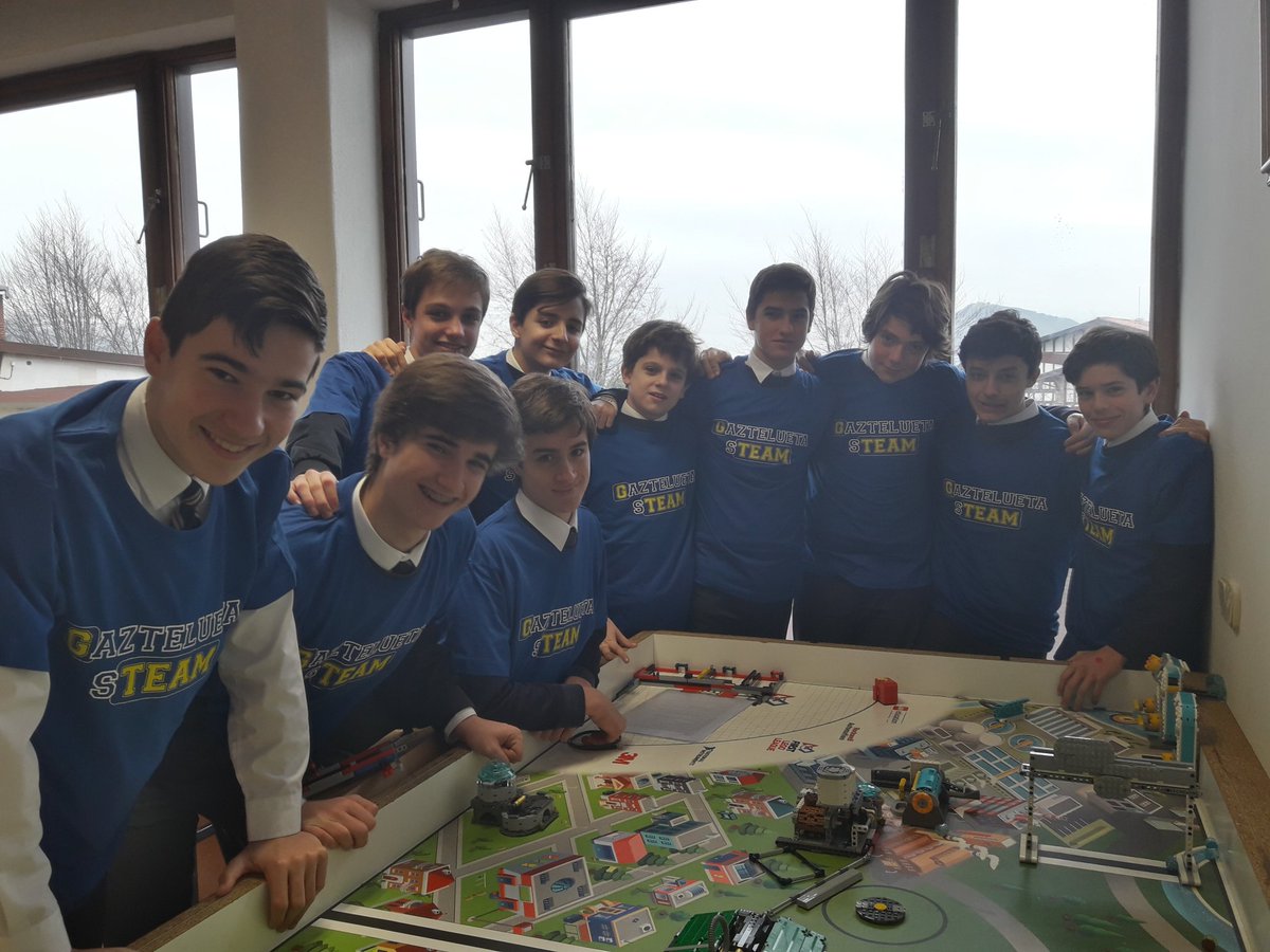 haudahau's tweet photo. Los componentes de @fllGteam en los ensayos del último día en @gaztelueta. No han aguantado para estrenar las camisetas del equipo https://t.co/d8AtTYVqNi