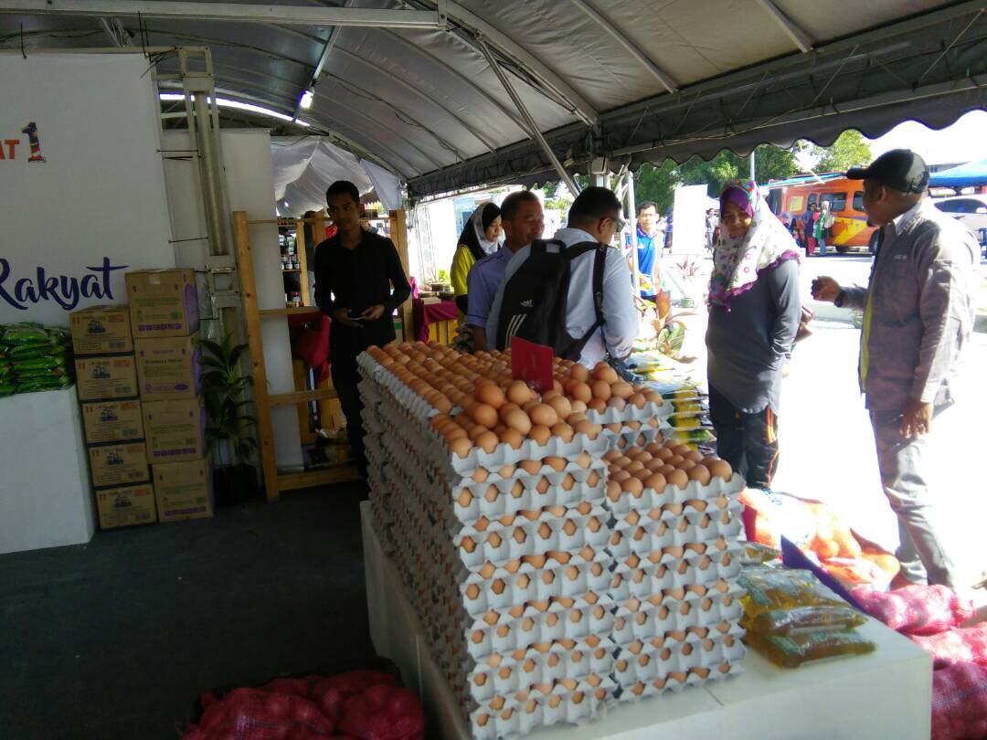 fizaarose's tweet photo. Kunjungan YB Dato Wira Othman Bin Hj Aziz di booth agrobazaar rakyat, Karnival Jerlun for Jerlun

#madamabeles 
#madawil2 
#OurFoodOurFuture https://t.co/fzqRueBBpC