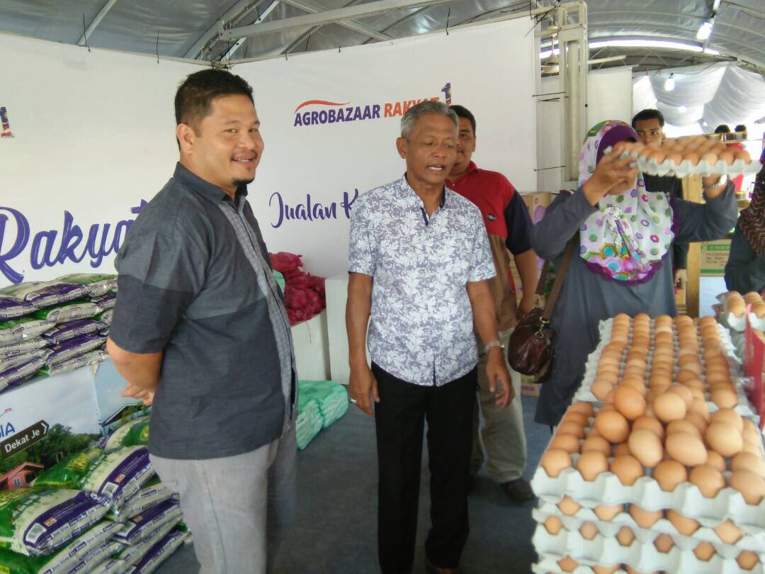 fizaarose's tweet photo. Kunjungan YB Dato Wira Othman Bin Hj Aziz di booth agrobazaar rakyat, Karnival Jerlun for Jerlun

#madamabeles 
#madawil2 
#OurFoodOurFuture https://t.co/fzqRueBBpC