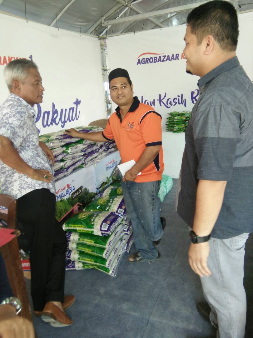 fizaarose's tweet photo. Kunjungan YB Dato Wira Othman Bin Hj Aziz di booth agrobazaar rakyat, Karnival Jerlun for Jerlun

#madamabeles 
#madawil2 
#OurFoodOurFuture https://t.co/fzqRueBBpC