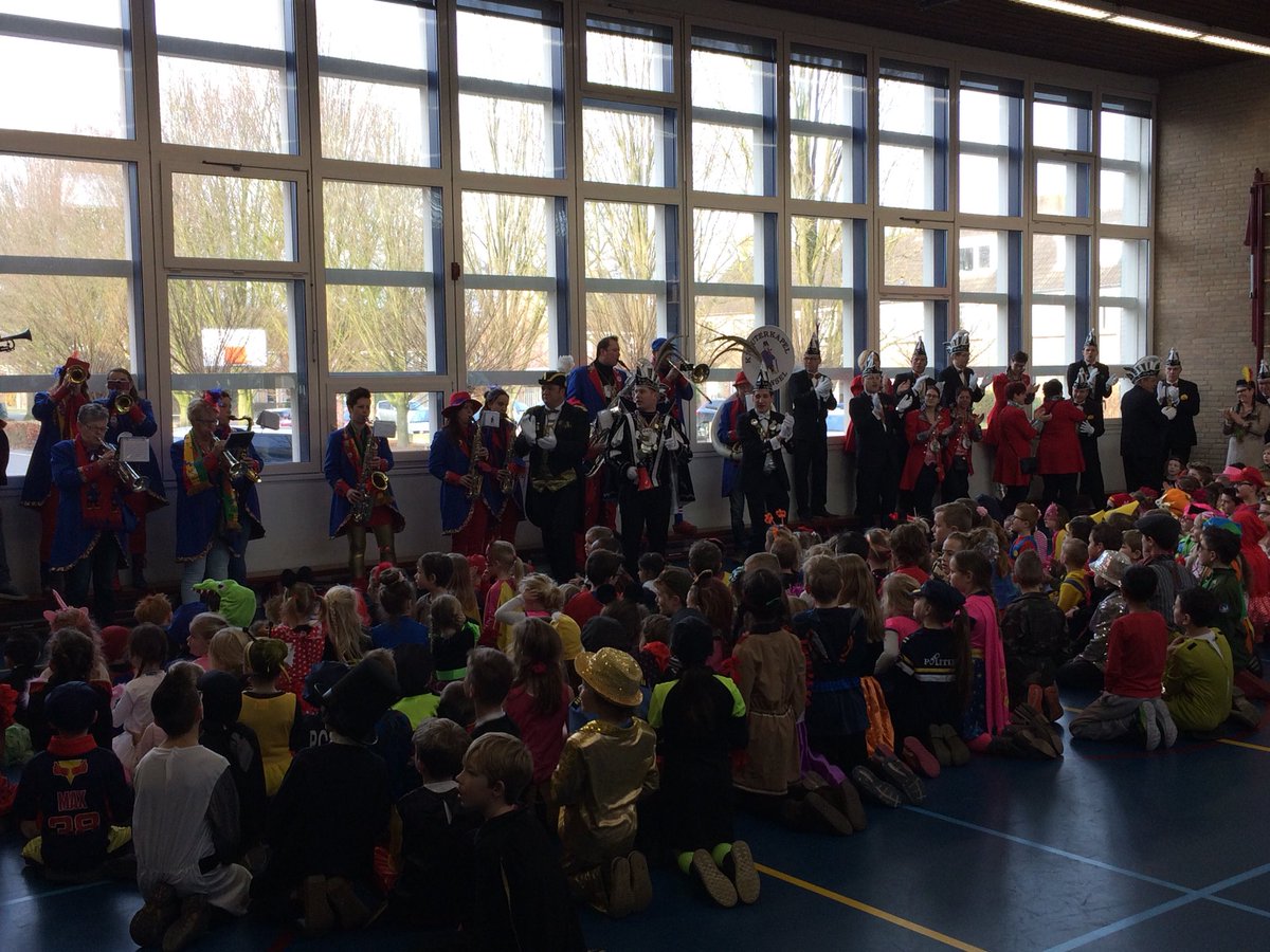 ODAschool's tweet photo. Carnaval op de Odaschool. Prins Ton en zijn gevolg komen ook even langs! https://t.co/qn9wZeVsLJ