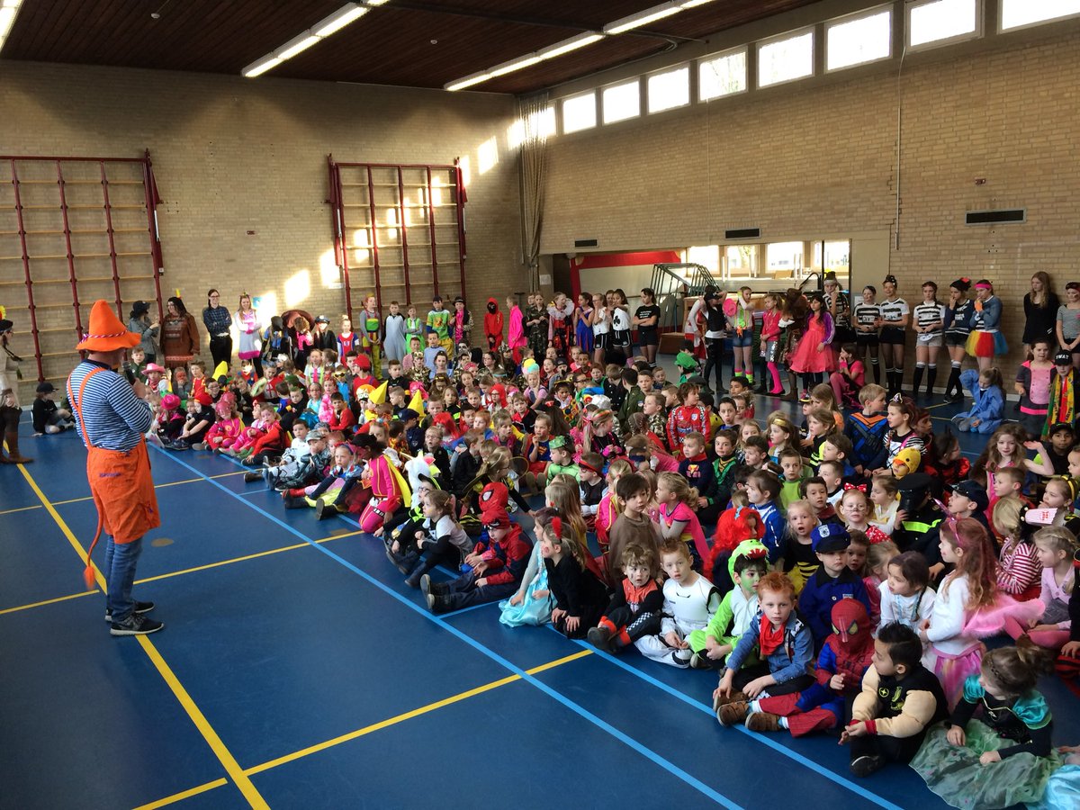 ODAschool's tweet photo. Carnaval op de Odaschool. Prins Ton en zijn gevolg komen ook even langs! https://t.co/qn9wZeVsLJ