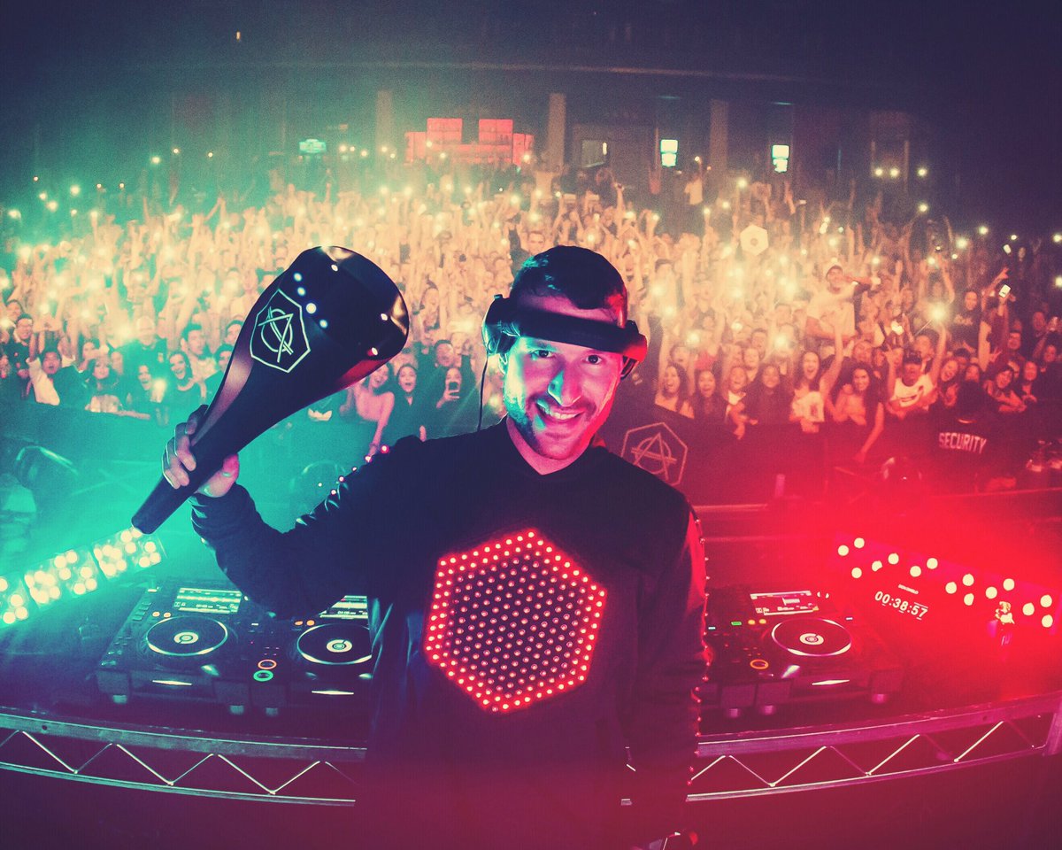 Don diablo's miitopia. рейверы диджеи. Don diablo 2001. Don diablo одежда. Dj don t.