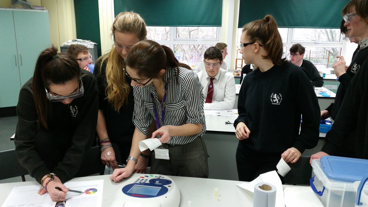 Penglais sixth form students enjoying their transition metal workshop using a UV-VIS machine @ysgolpenglais