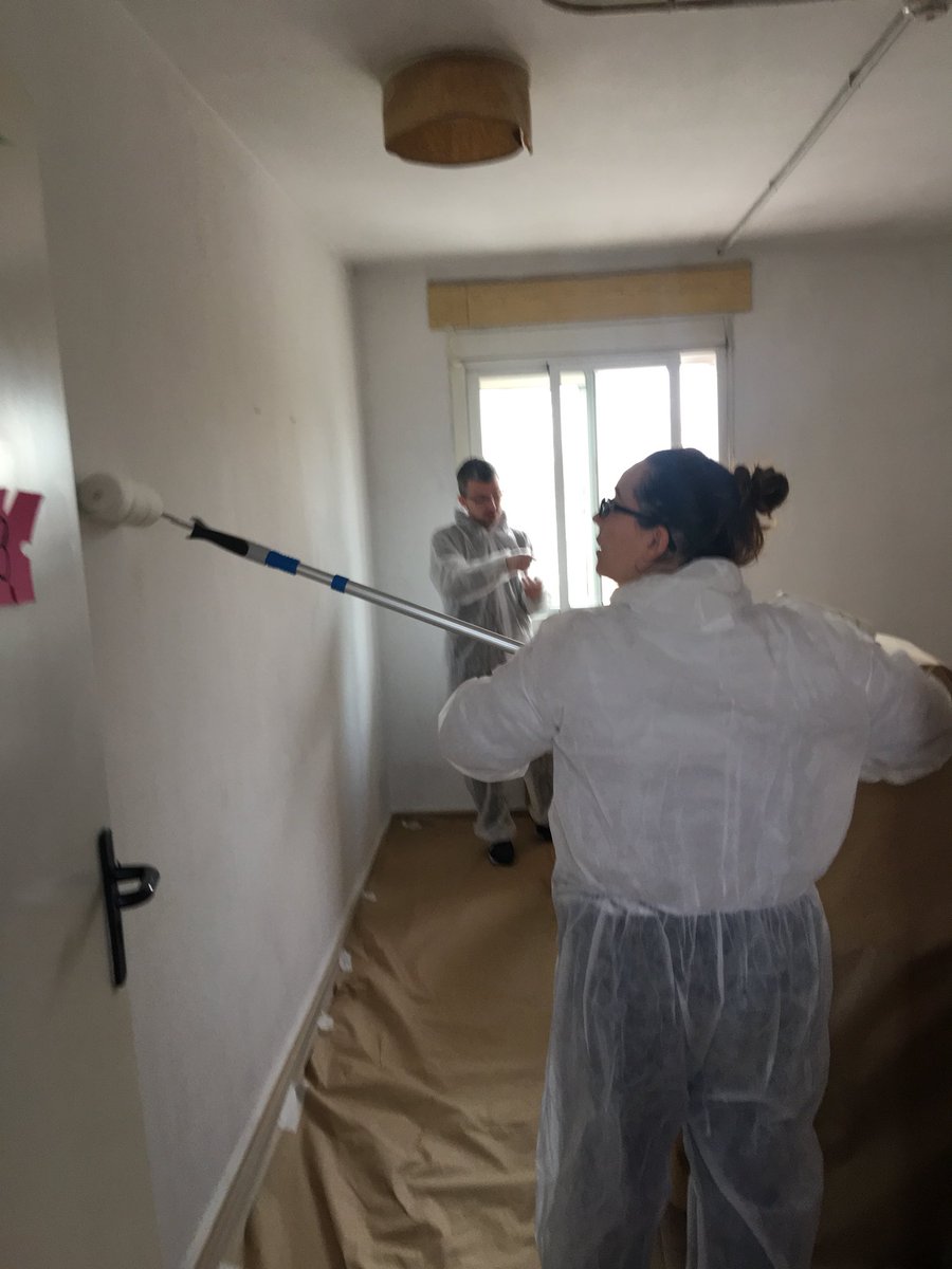 cdevalor's tweet photo. Los Voluntarios de @LeroyMerlinCorp preparados para empezar a pintar con  @TitanluxEs la residencia de mayores de @ApnaAutismo en #Sanse #GRACIAS #autismo https://t.co/8m6h5kZRv2