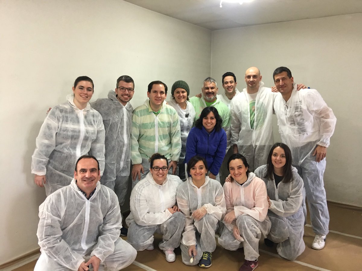 cdevalor's tweet photo. Los Voluntarios de @LeroyMerlinCorp preparados para empezar a pintar con  @TitanluxEs la residencia de mayores de @ApnaAutismo en #Sanse #GRACIAS #autismo https://t.co/8m6h5kZRv2
