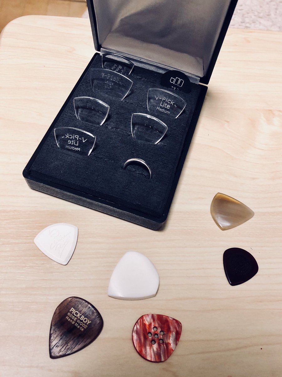 佐々木秀尚 有形ランペイジ Trix در توییتر 様々なピックを使って右手に新しい刺激と感覚もたらすことは非常に重要です 直訳系 今日のレッスン模様 Vピックケース