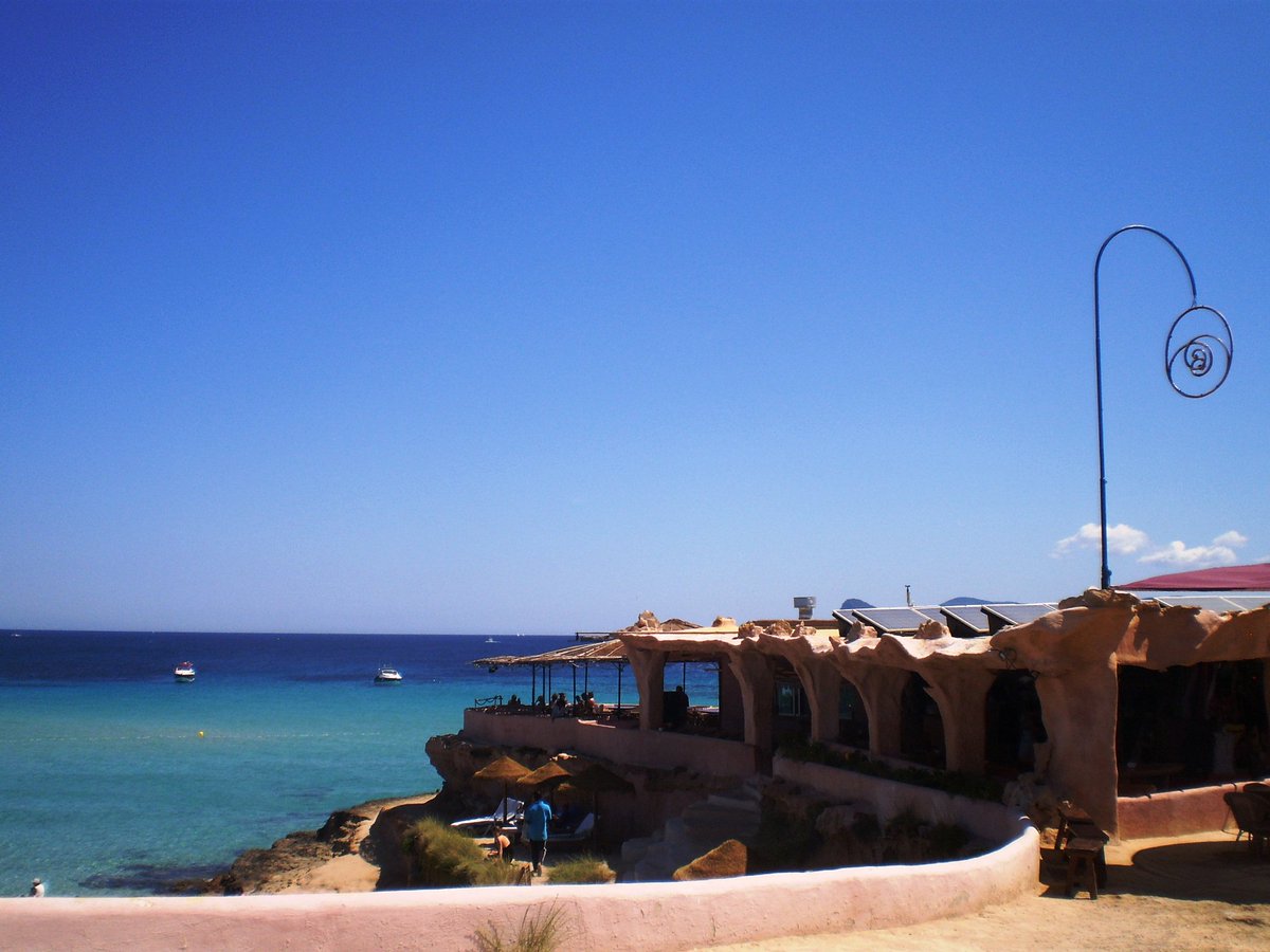 Una de las calas más populares de #Ibiza para perderse #CalaConta  <a href="/Ibiza_Travel/">Ibiza.travel</a> <a href="/TurismeBalears/">Turismo Illes Balears</a> <a href="/VisitIbiza/">Ibiza</a> <a href="/IslasBaleares_E/">IslasBaleares_Es</a> <a href="/islasbaleares1/">islas baleares</a> @iloveibiza <a href="/ibizatuday/">Ibiza Tuday</a> <a href="/_Baleares/">Islas Baleares</a> <a href="/elmundobaleares/">El Mundo Baleares</a> 🏖️😎😍