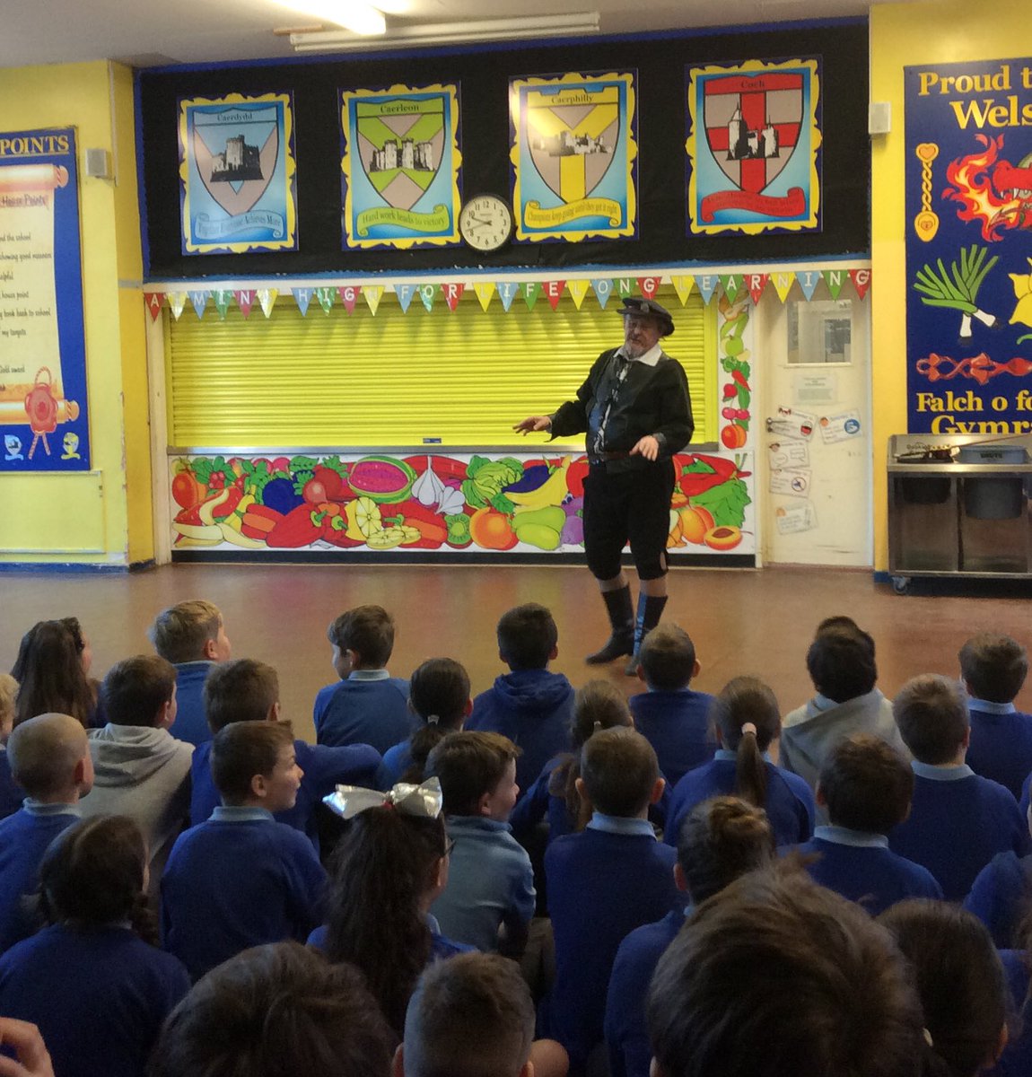 tysignprimary's tweet photo. A Tudor ship arrived at Ty Sign!! The captain has come to tell us all about life at sea!#offwithherheadtopic #6jdt #6mm #5aw #5sssg #5jb https://t.co/ULixyaRfrd