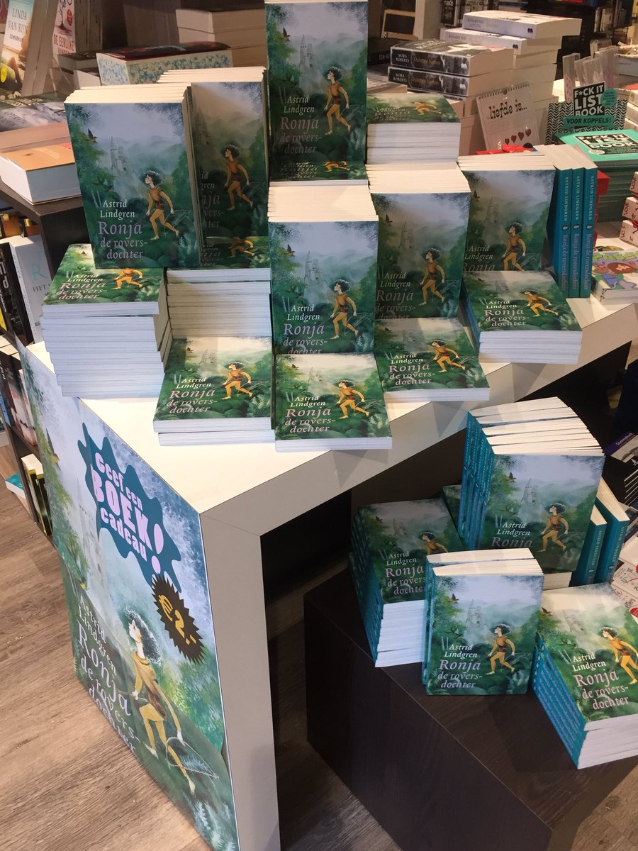 In het kader van ‘Geef een (prenten)boek cadeau’ vanmorgen  eerste exemplaar in ontvangst mogen nemen van <a href="/johnreterink/">John Reterink</a>. Alle kinderen moeten kunnen opgroeien tussen de boeken. Goed om te zien dat onze Wierdense ondernemer hier aan meewerkt. Onze #jeugd heeft de toekomst.