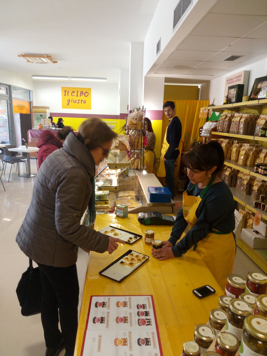 scalabrinocesar's tweet photo. Ieri al #mercato di #Campagnamica a #Campobasso: #eccellenzemolisane a #kmzero. Domani si replica https://t.co/At6tz5CWRP