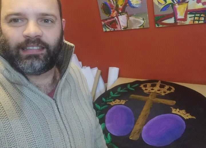 El artista onubense, José María Carrasco, ha realizado esta pintura sobre lienzo con el escudo de la Hermandad de la Soledad de Huelva para el dosel de cultos. La dolorosa lo está estrenando para su Triduo y Función Principal. @GJSoledadHuelva